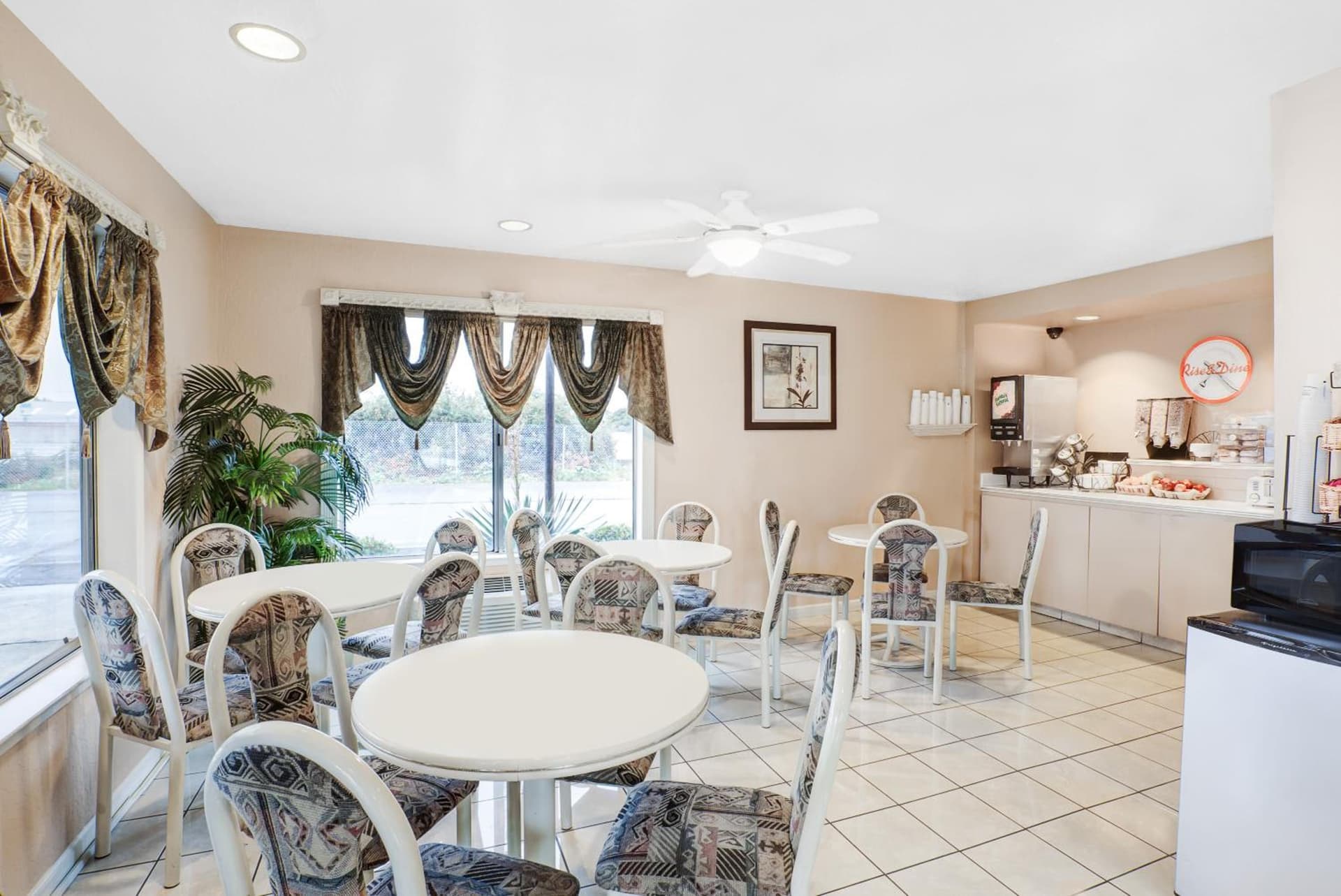 Howard Johnson by Wyndham Modesto Ceres gallery photo in Ceres, CA — image 14