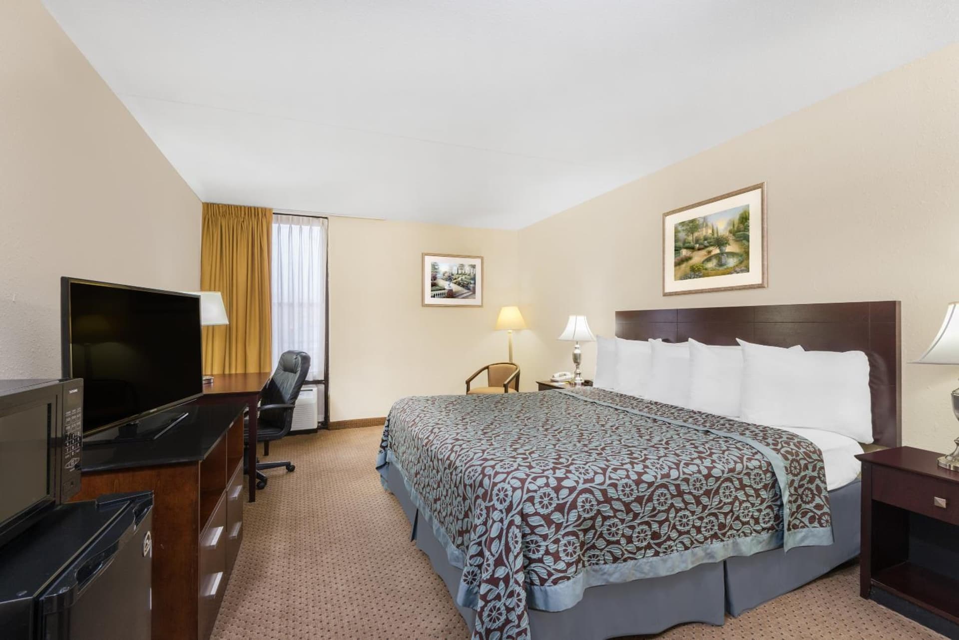 Days Inn by Wyndham Indianapolis Northeast property views in Indianapolis, IN — gallery photo 3
