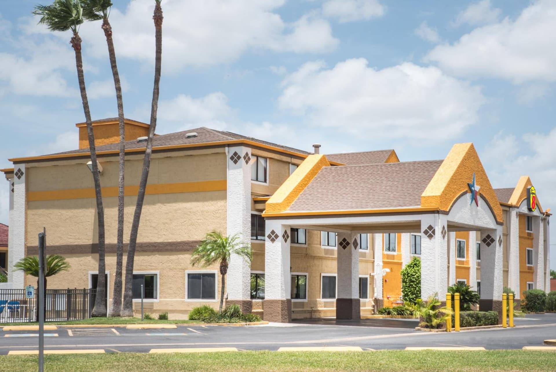 Super 8 by Wyndham Harlingen TX gallery photo in Harlingen, TX — image 7