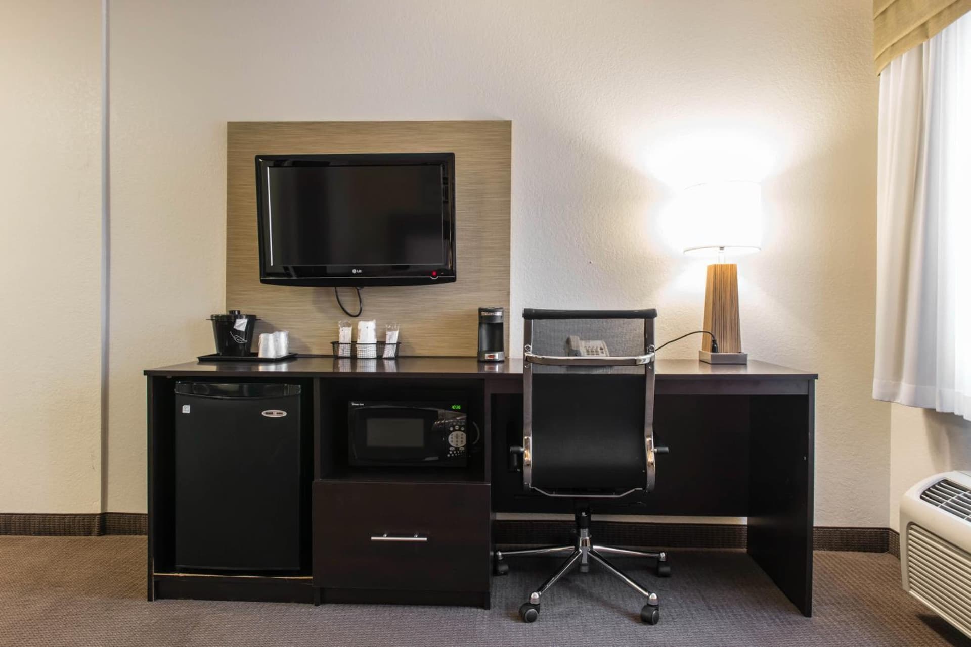 MainStay Suites Pittsburgh Airport interior in Imperial, PA — gallery photo 2
