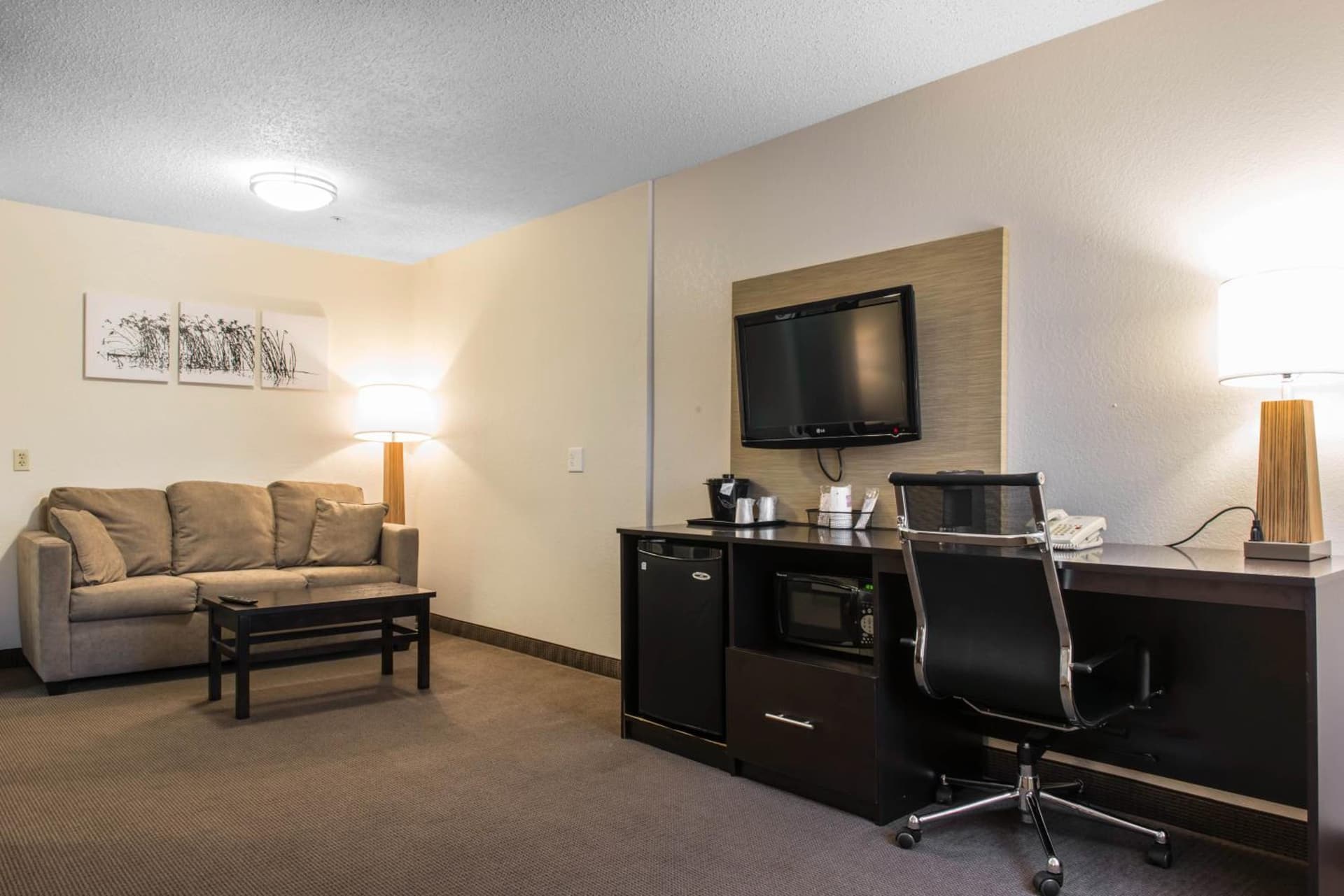 MainStay Suites Pittsburgh Airport property views in Imperial, PA — gallery photo 3