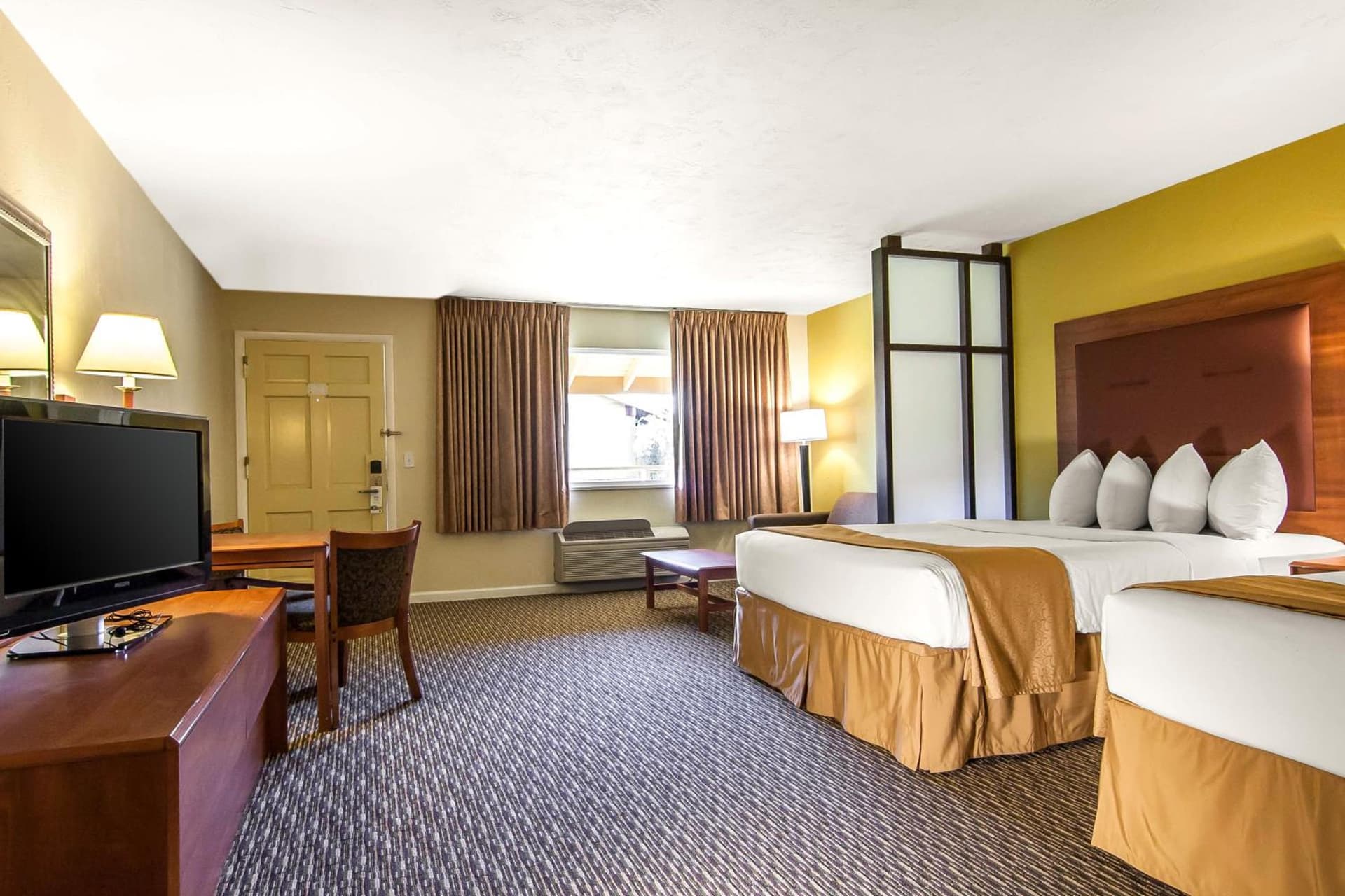 Quality Inn & Suites at Coos Bay property views in North Bend, OR — gallery photo 3