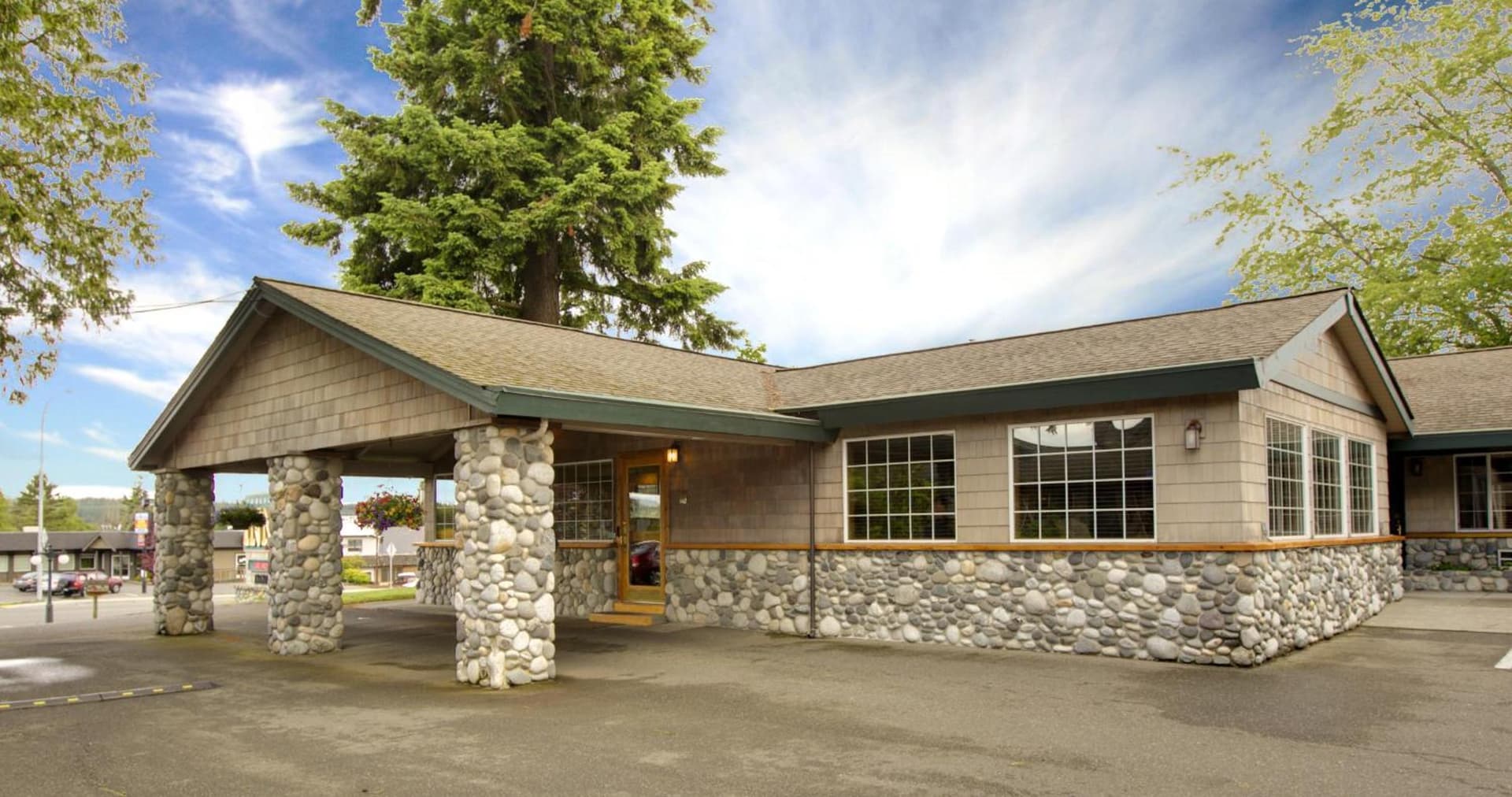 Poulsbo Inn & Suites featured exterior or lobby in Poulsbo, WA — similar hotel