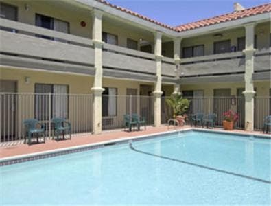 Travelodge by Wyndham Costa Mesa Newport Beach Hacienda gallery photo in Costa Mesa, CA — image 24