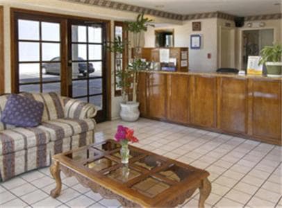 Travelodge by Wyndham Costa Mesa Newport Beach Hacienda gallery photo in Costa Mesa, CA — image 11