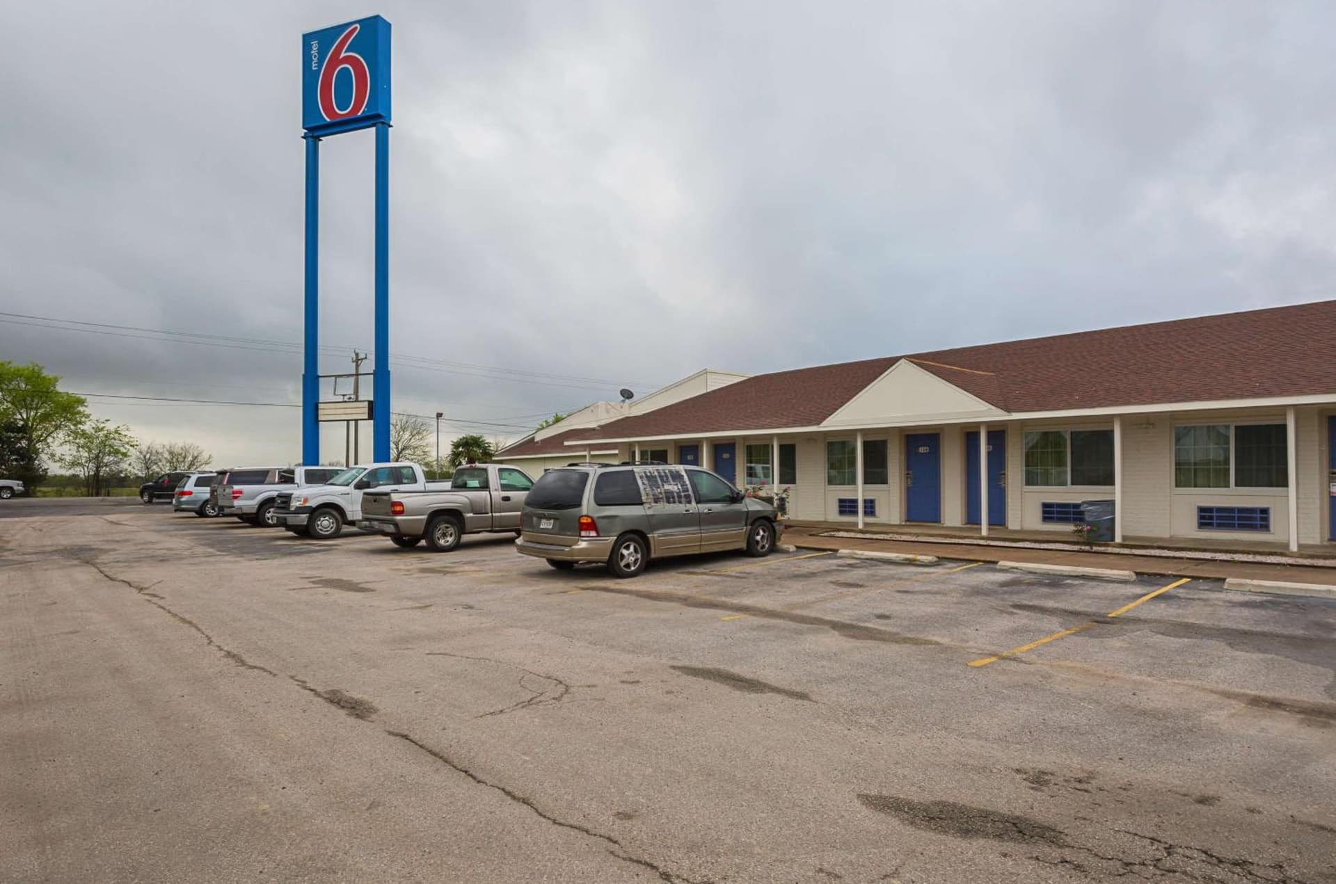 Motel 6-Madisonville, TX interior in Madisonville, TX — gallery photo 2