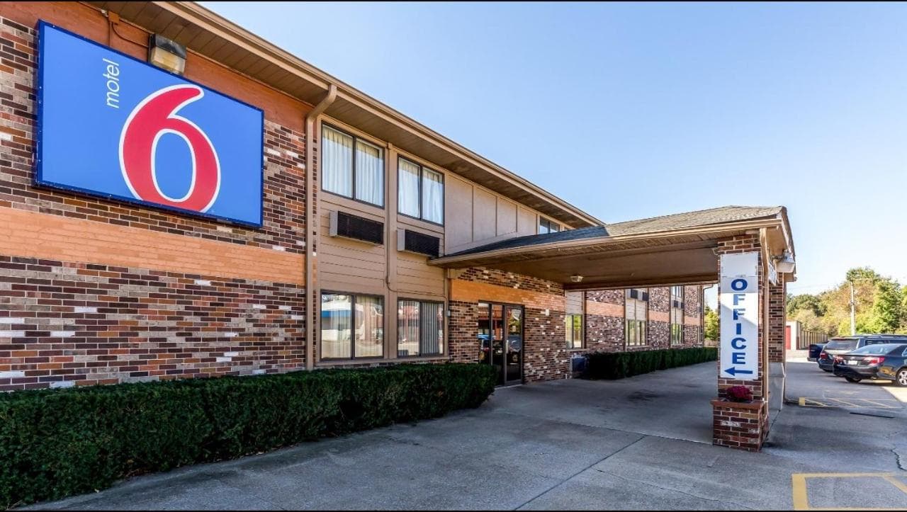 Motel 6-Troy, IL interior in Troy, IL — gallery photo 2
