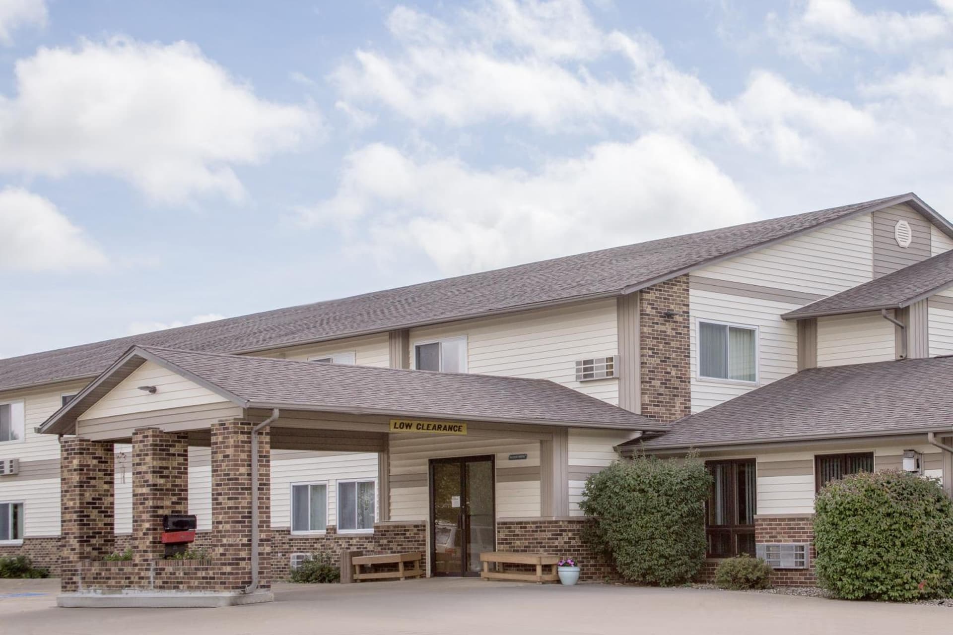 Super 8 by Wyndham Waverly gallery photo in Waverly, IA — image 8