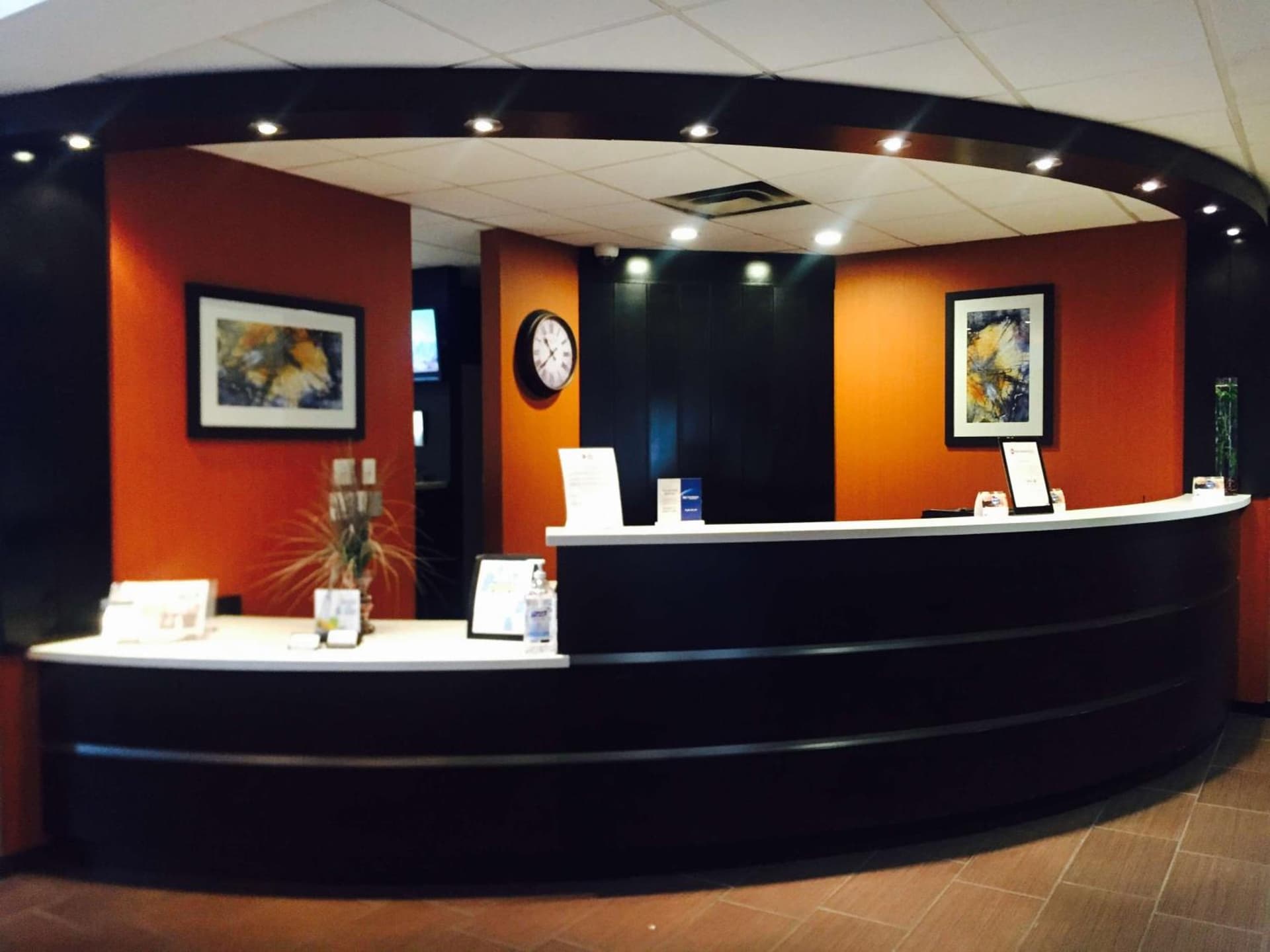 Hotel d'Lins Ontario Airport interior in Ontario, CA — gallery photo 2