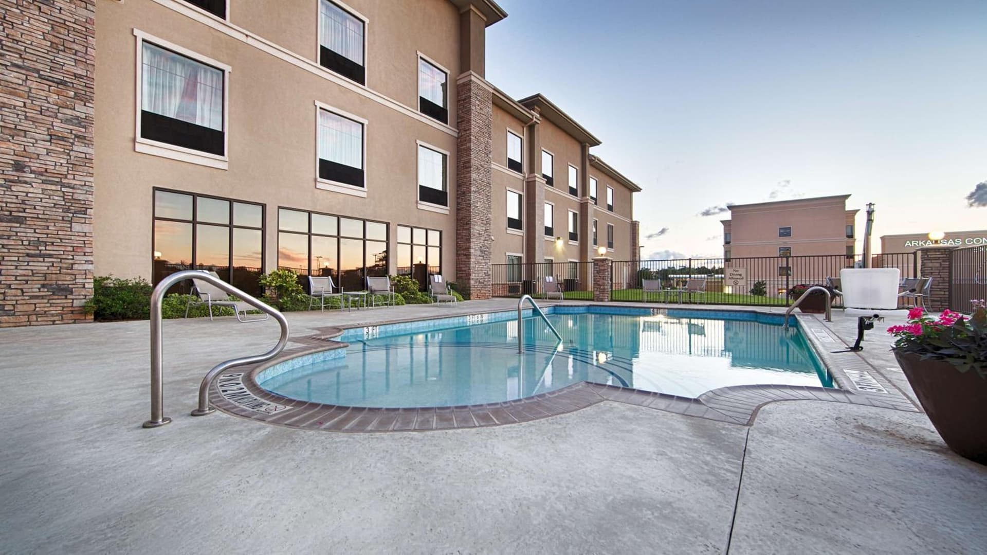 Best Western Plus Texarkana Inn and Suites interior in Texarkana, TX — gallery photo 2