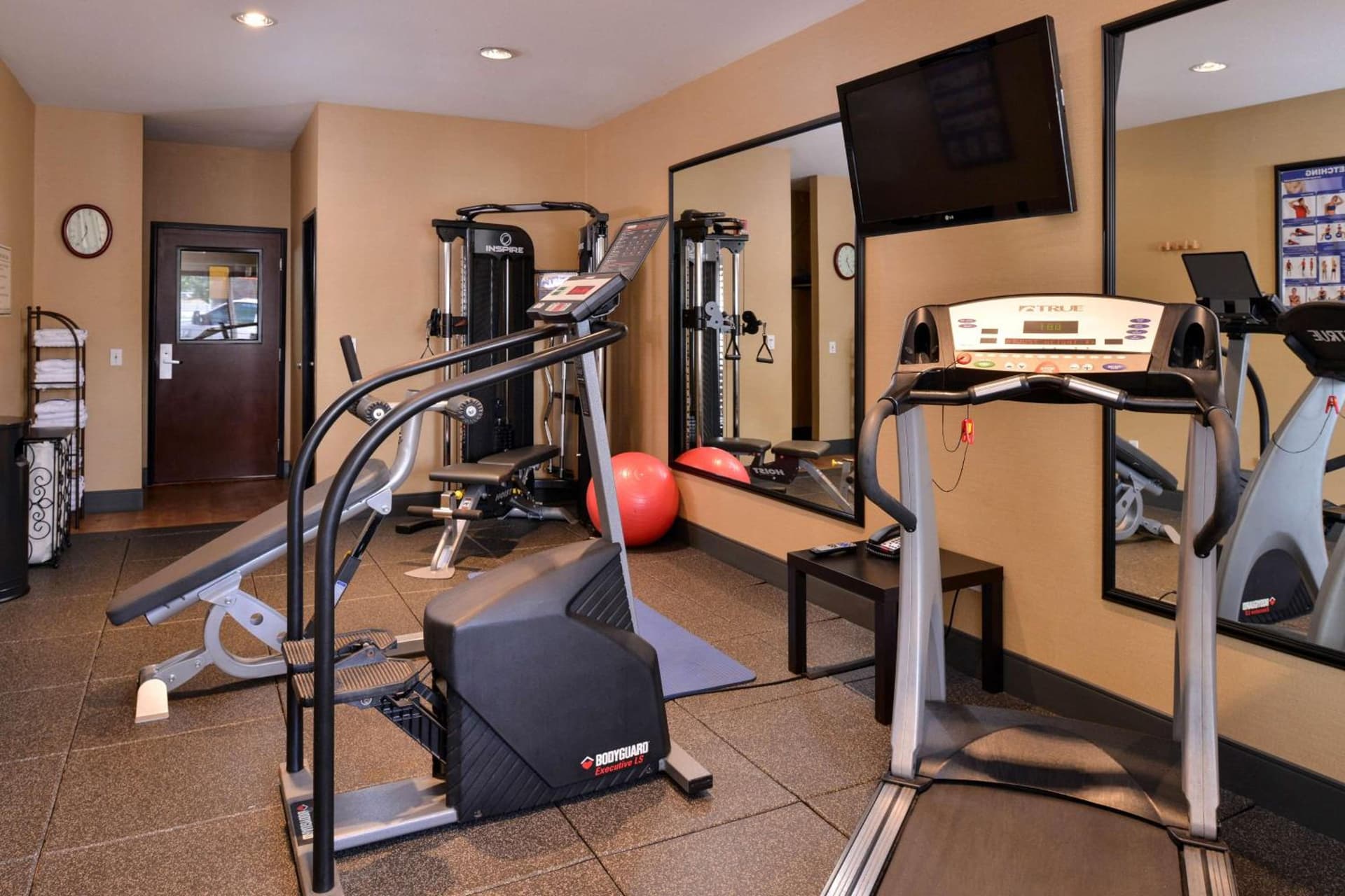Best Western Wilsonville Inn & Suites property views in Wilsonville, OR — gallery photo 3