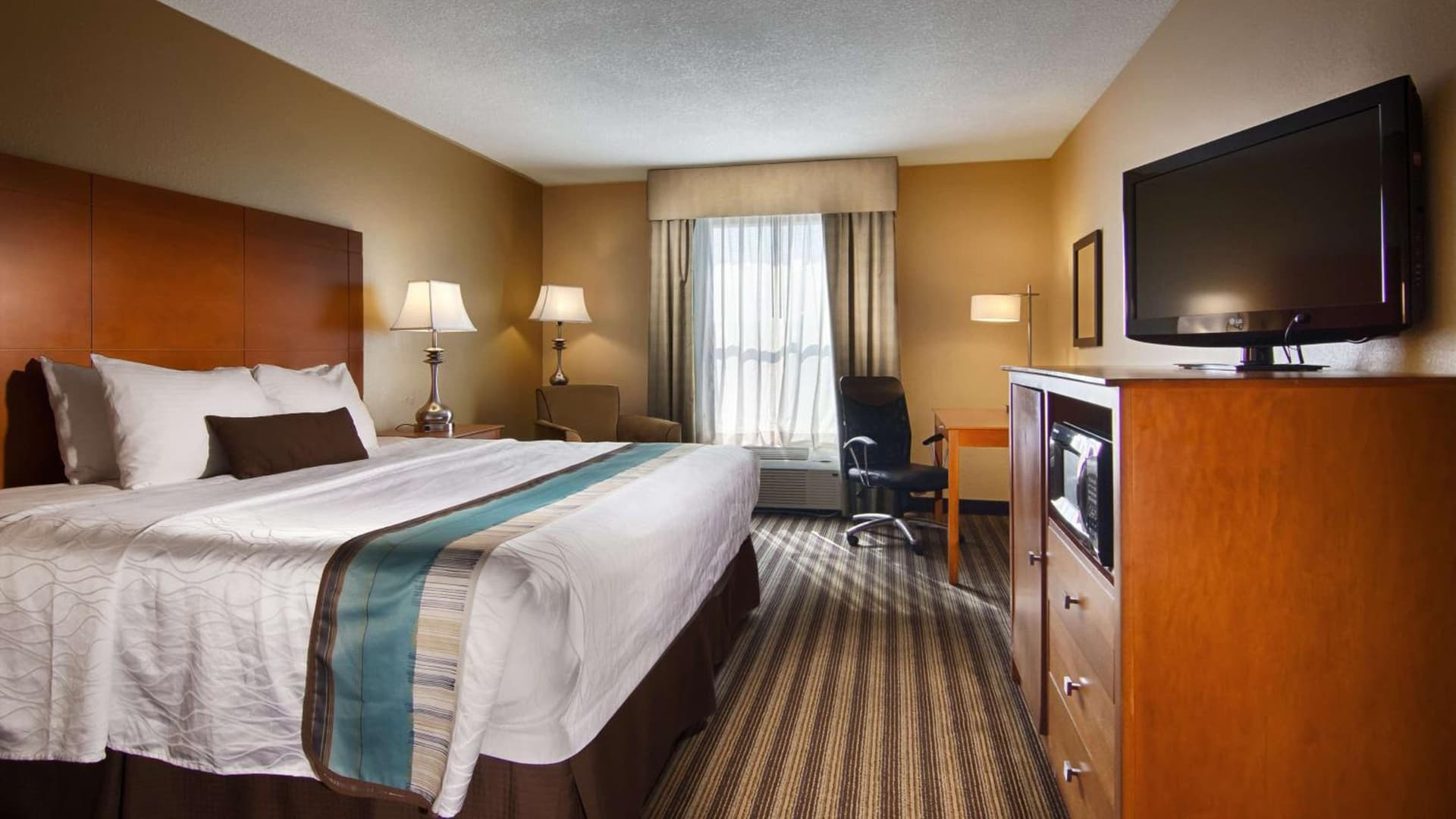 Best Western Plus Seawall Inn & Suites by the Beach gallery photo in Galveston, TX — image 7