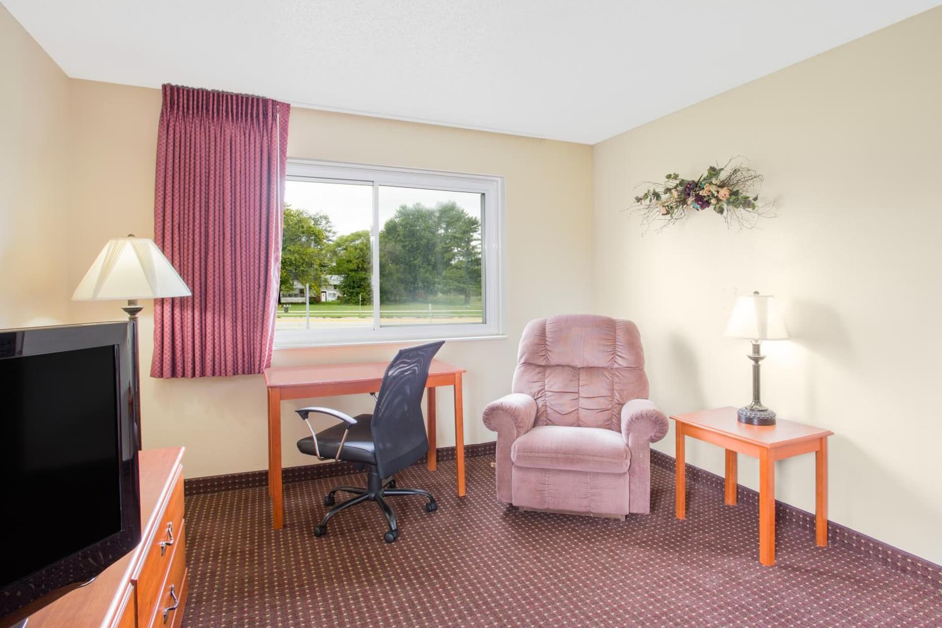 Super 8 by Wyndham Waverly gallery photo in Waverly, IA — image 12