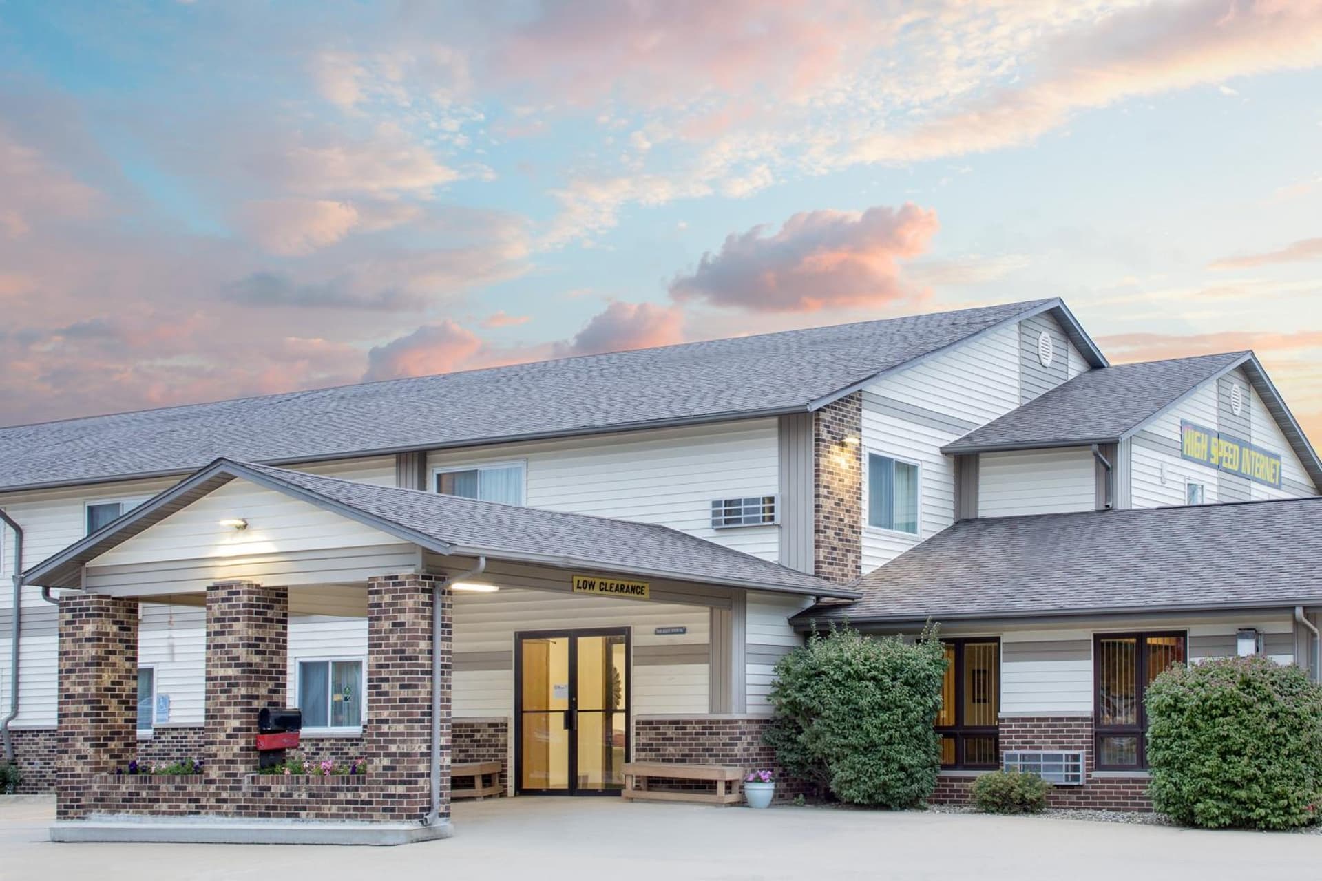 Super 8 by Wyndham Waverly property views in Waverly, IA — gallery photo 3