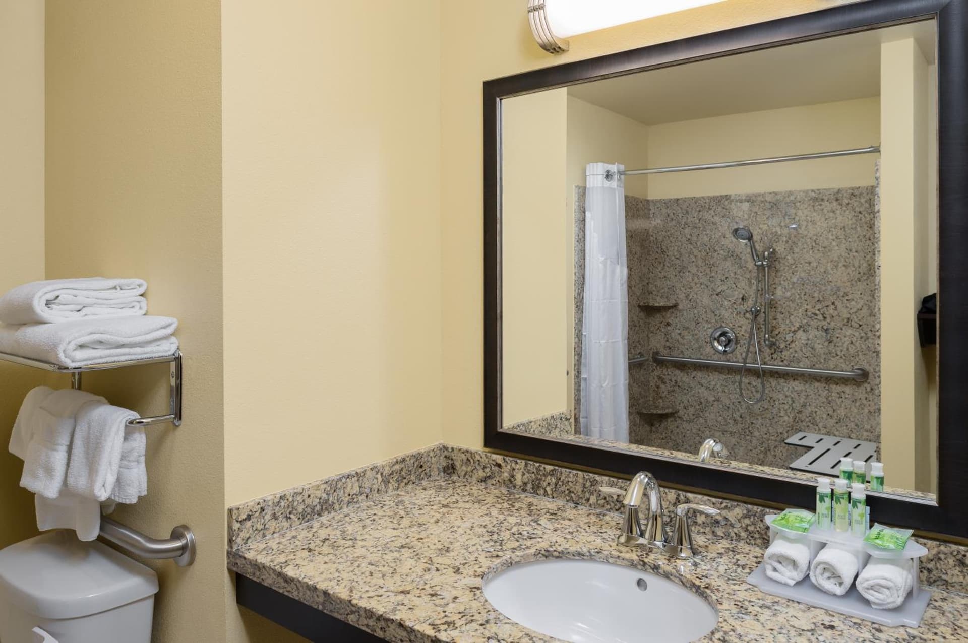 Holiday Inn Express Klamath - Redwood Ntl Pk Area by IHG interior in Klamath, CA — gallery photo 2