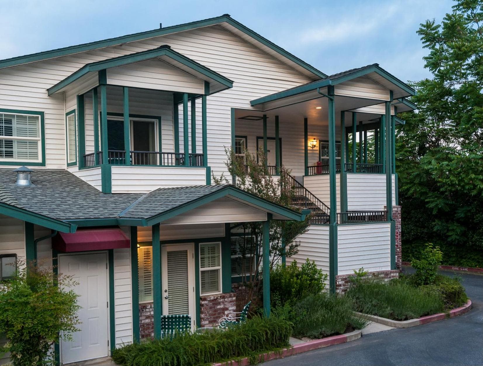 Grass Valley Courtyard Suites interior in Grass Valley, CA — gallery photo 2