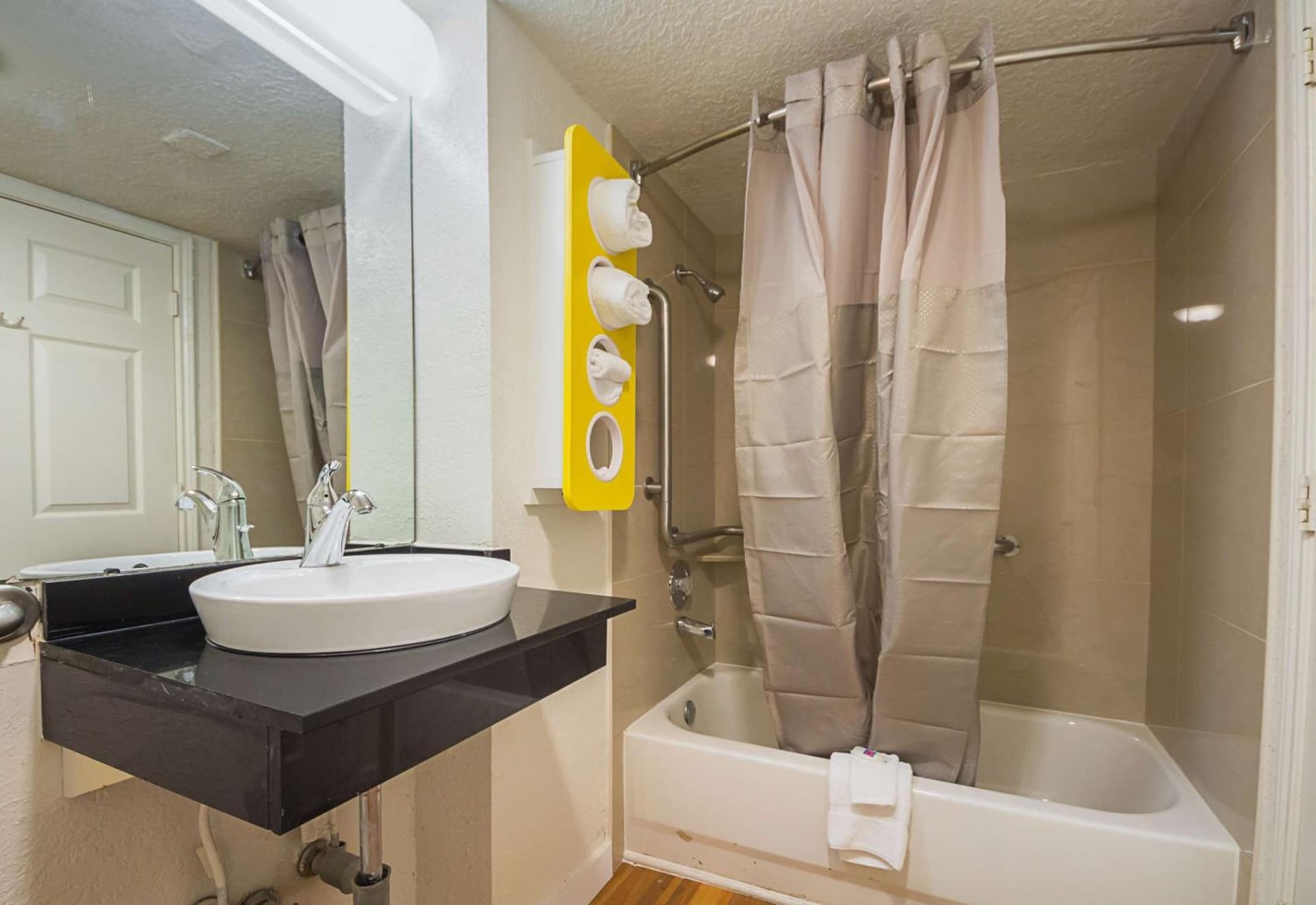 Motel 6-Garland, TX - Northeast Dallas interior in Garland, TX — gallery photo 2