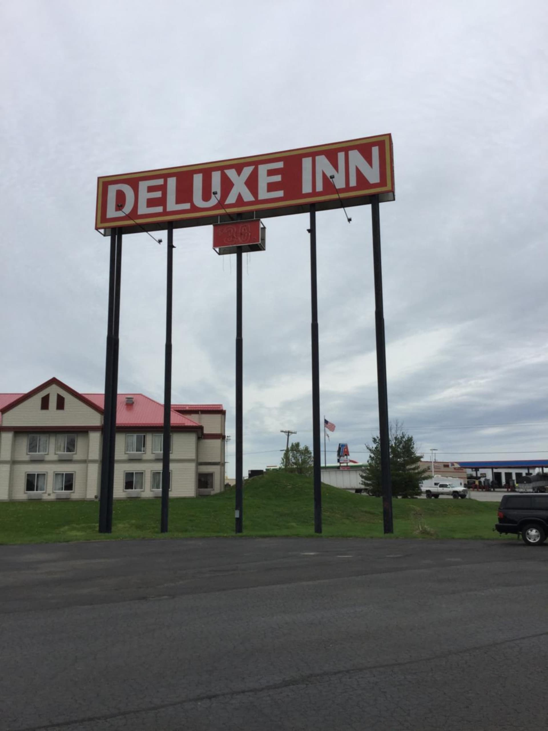 Deluxe Inn featured exterior or lobby in Hebron, OH — similar hotel