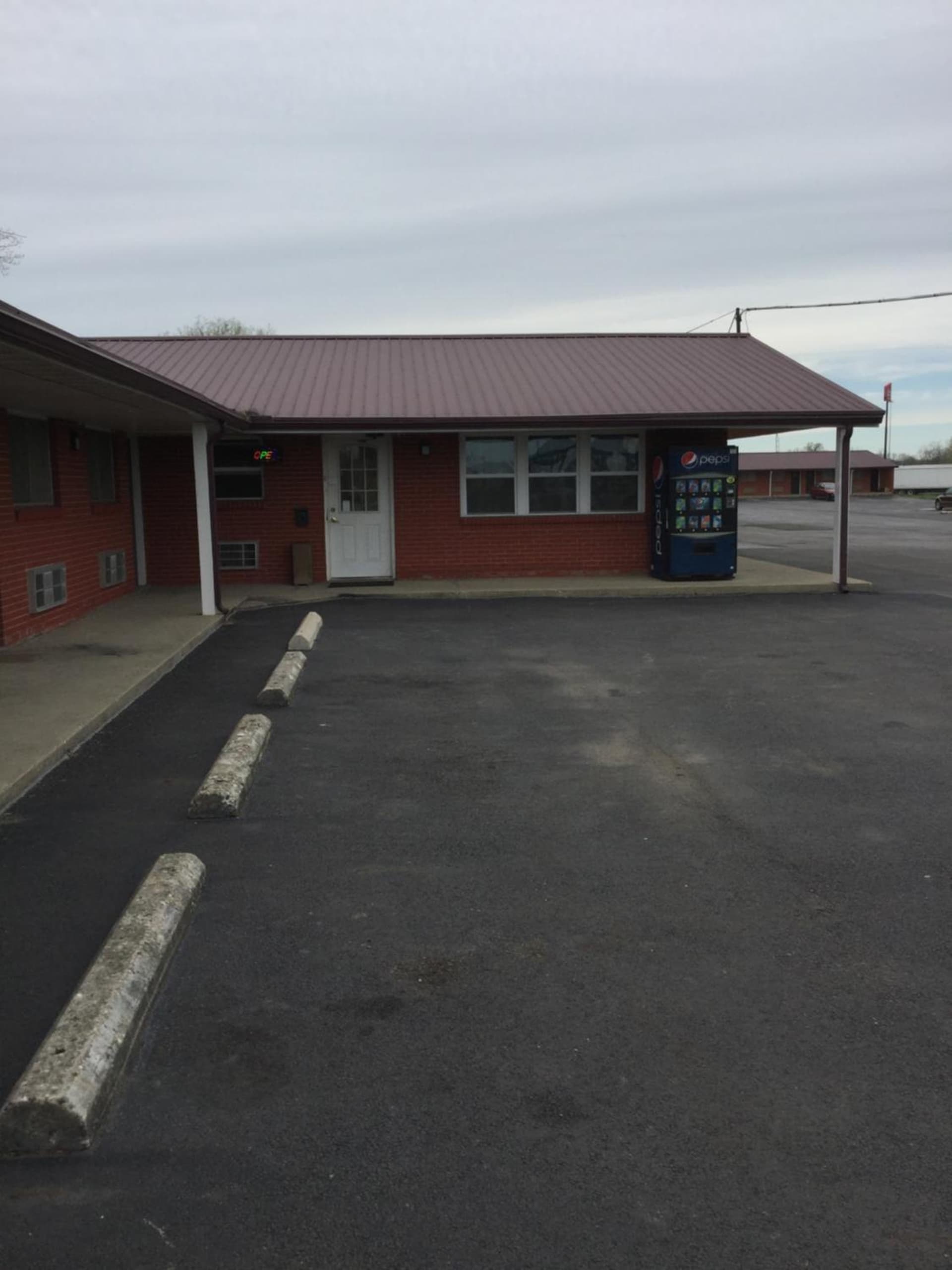 Deluxe Inn interior in Hebron, OH — gallery photo 2