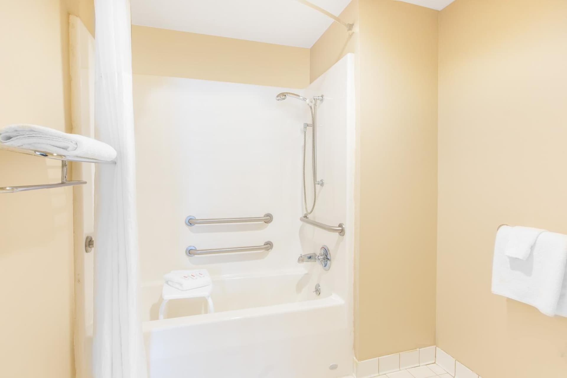 Baymont by Wyndham Jonesboro interior in Jonesboro, AR — gallery photo 2