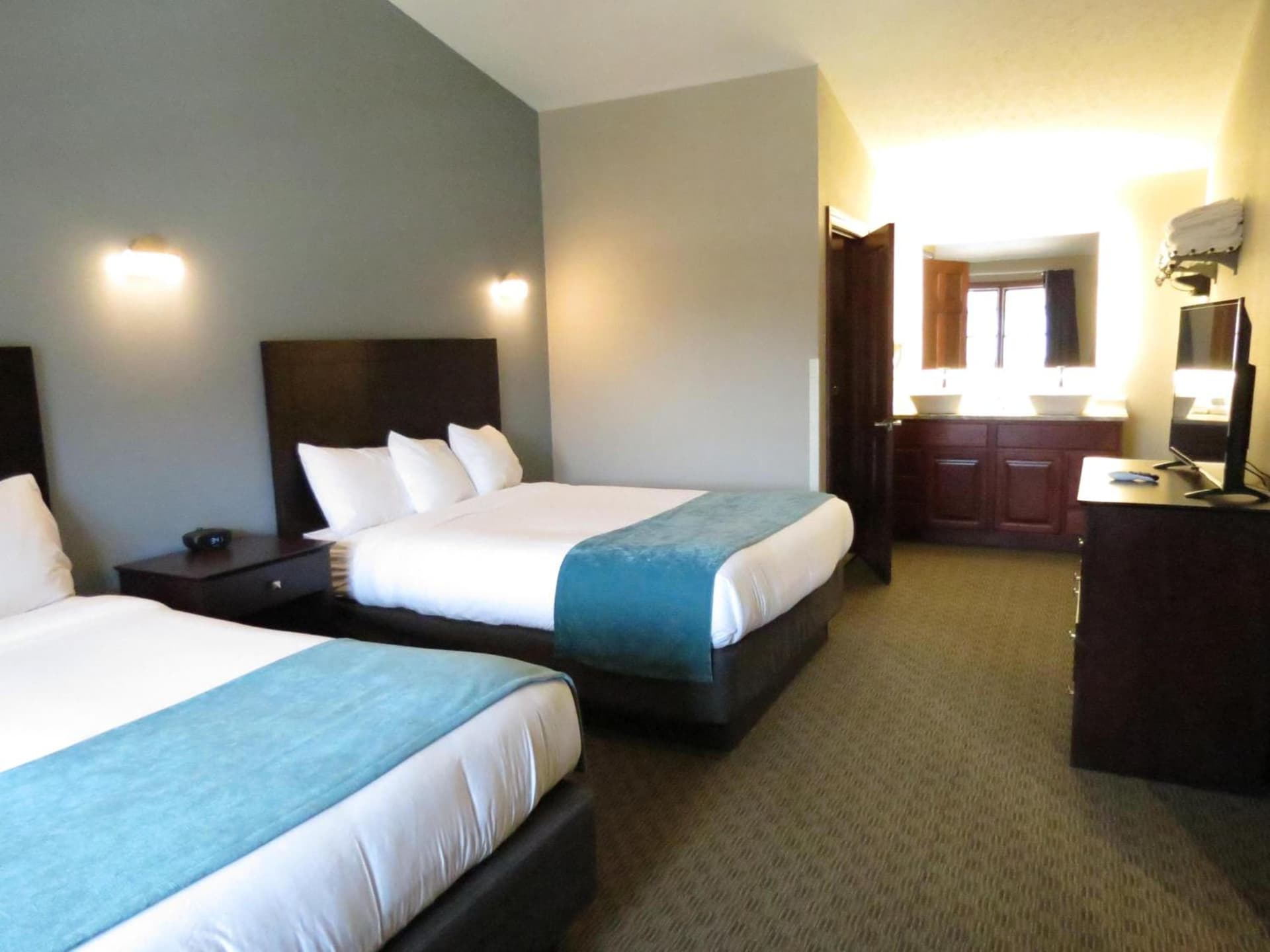 Edgewater Hotel and Suites featured exterior or lobby in Put-in-Bay, OH — similar hotel