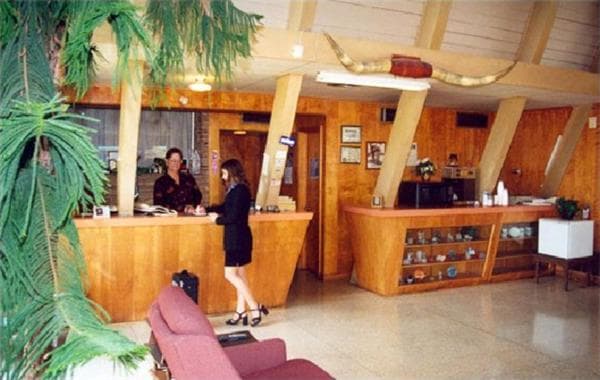 Cottonwood Inn interior in La Grange, TX — gallery photo 2
