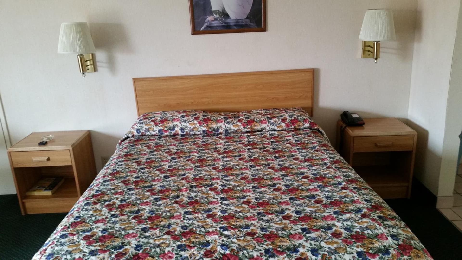 Economy Inn Motel interior in Sylmar, CA — gallery photo 2
