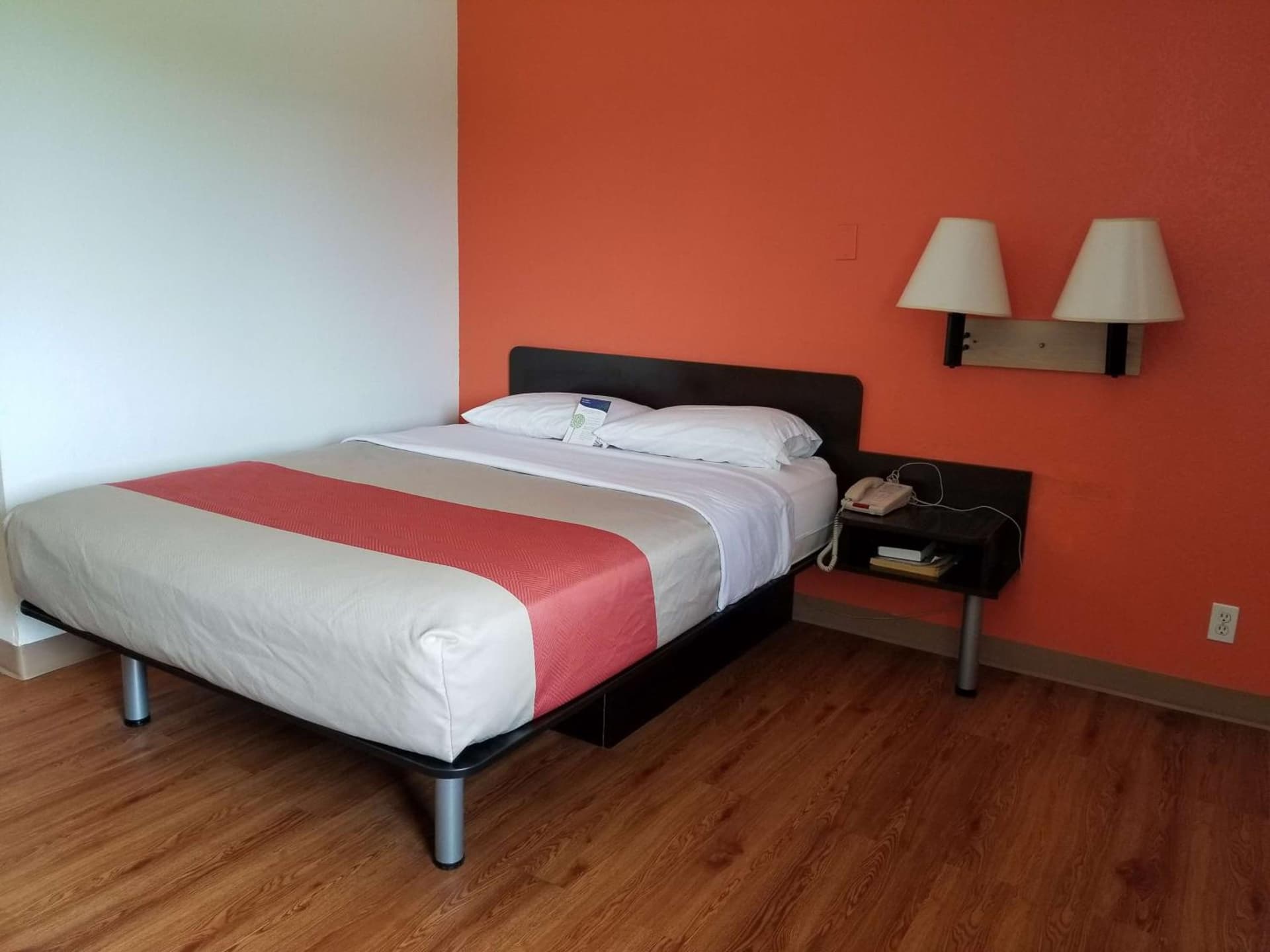 Motel 6-Normal, IL - Bloomington Area interior in Cardinal Court, IL — gallery photo 2