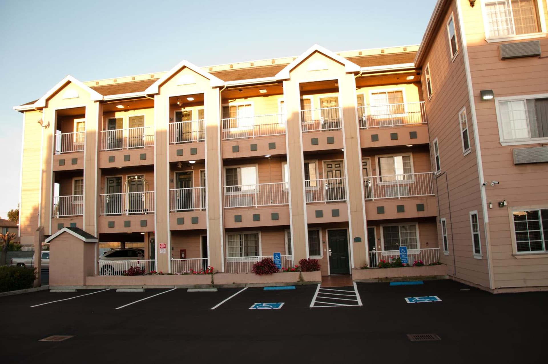 Howard Johnson by Wyndham Salinas gallery photo in Salinas, CA — image 7