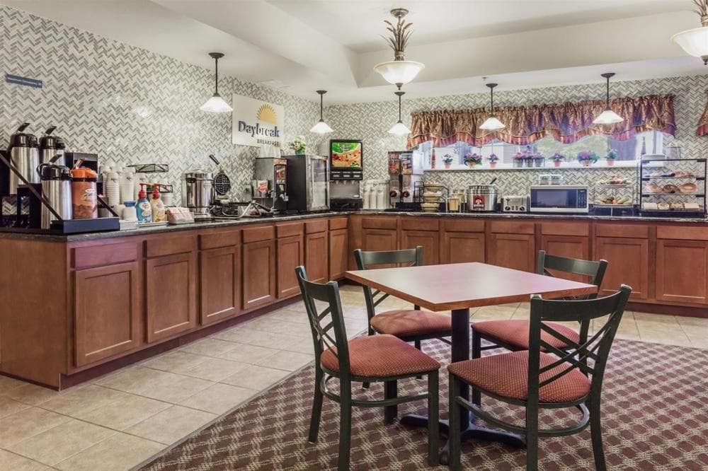 Days Inn by Wyndham Manitou Springs gallery photo in Manitou Springs, CO — image 110