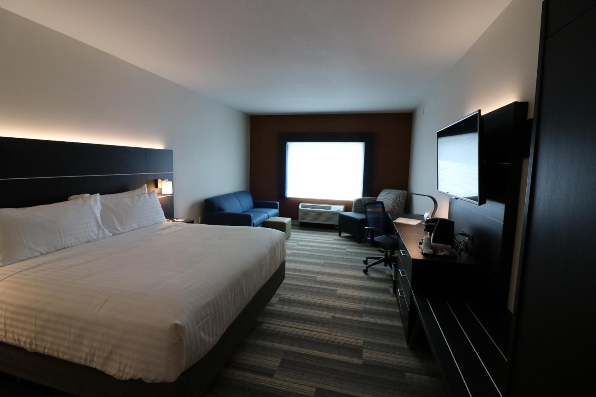 Holiday Inn Express & Suites - Coffeyville by IHG interior in Coffeyville, KS — gallery photo 2