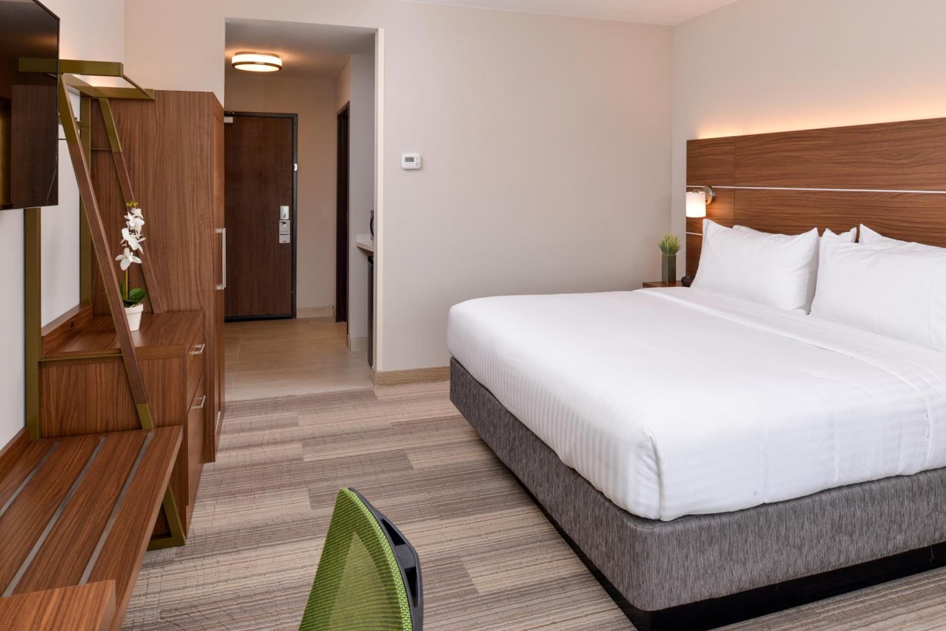 Holiday Inn Express & Suites - St. Petersburg - Madeira Beach by IHG property views in St Petersburg, FL — gallery photo 3