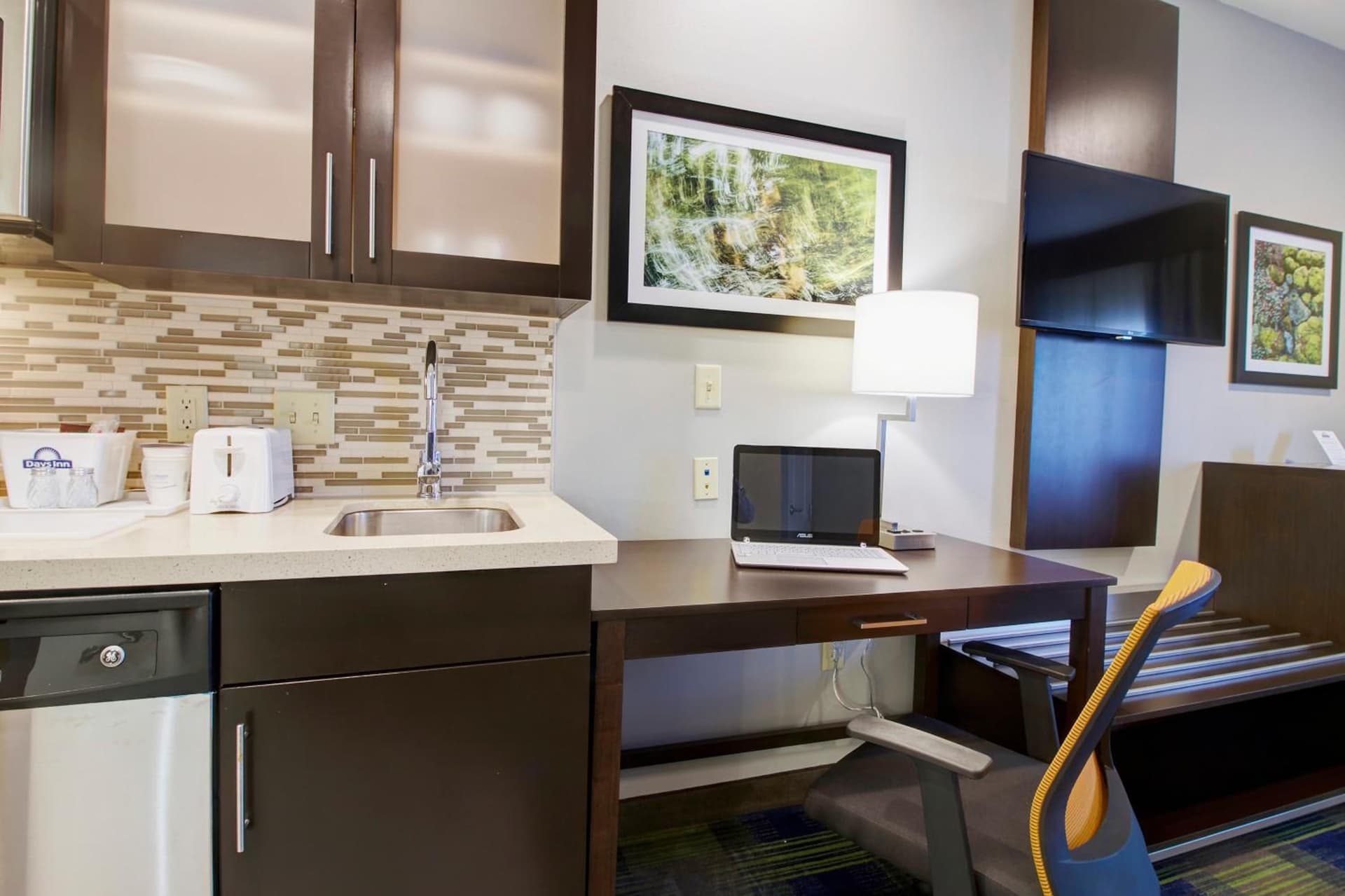 Days Inn & Suites by Wyndham Port Arthur gallery photo in Port Arthur, TX — image 13