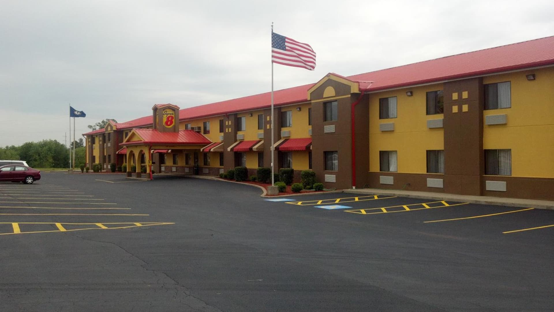 Super 8 South by Wyndham interior in Bowling Green, KY — gallery photo 2