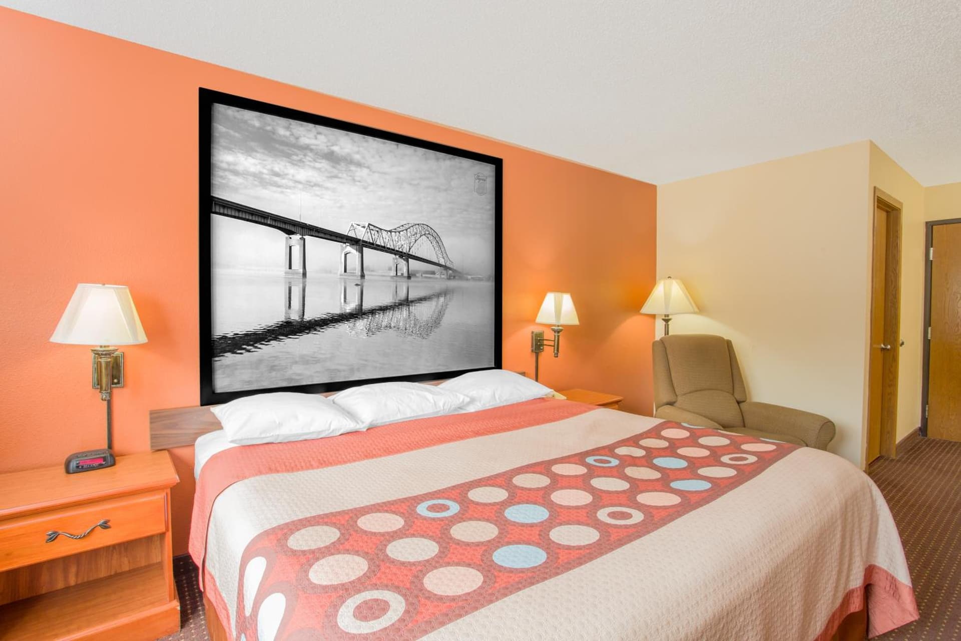 Super 8 by Wyndham Waverly gallery photo in Waverly, IA — image 35