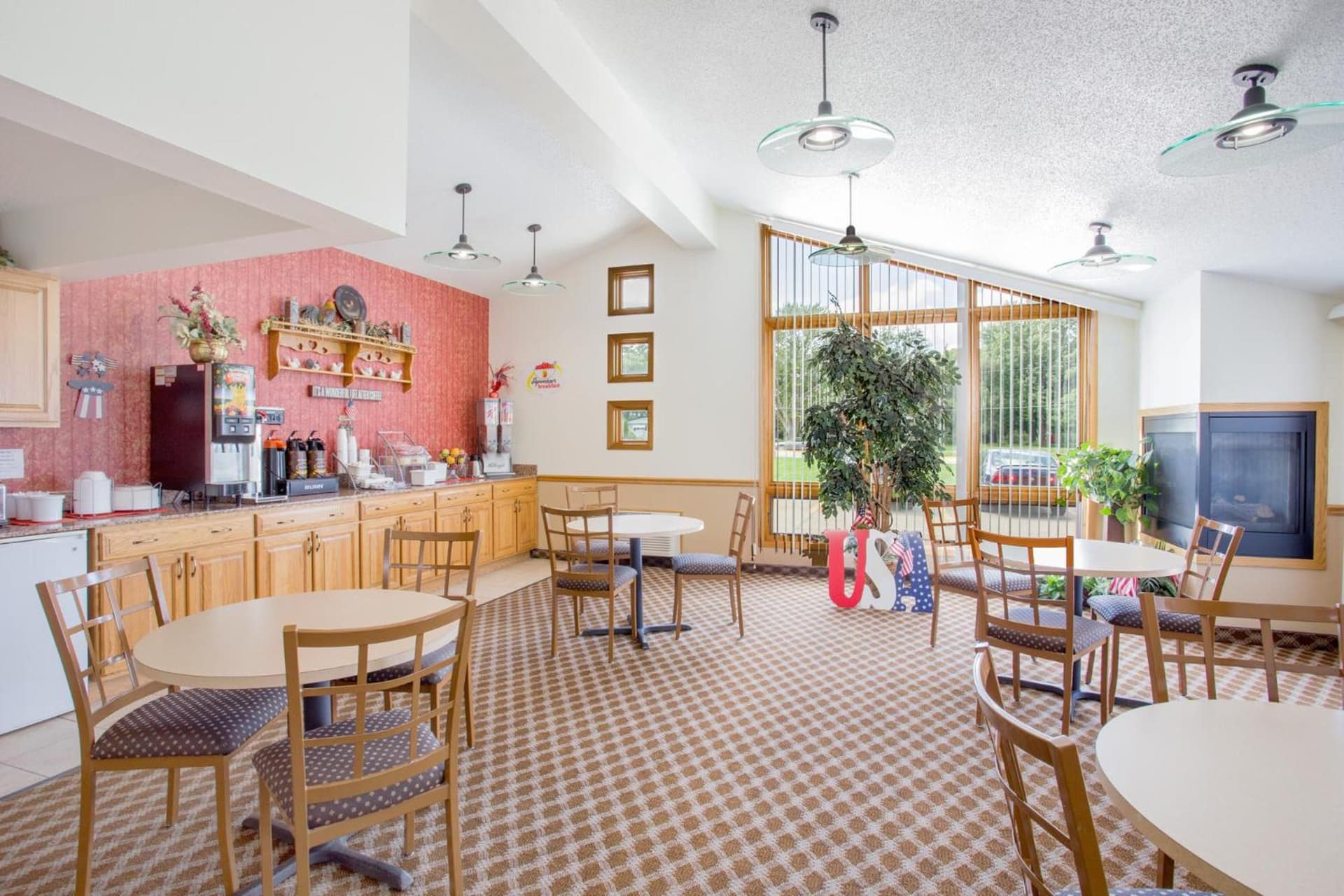 Super 8 by Wyndham Waverly gallery photo in Waverly, IA — image 42