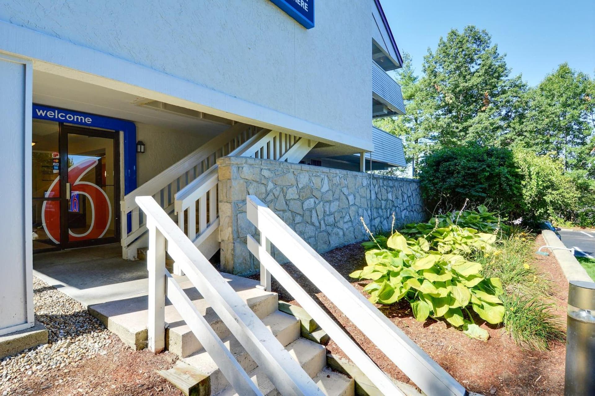 Motel 6-Nashua, NH - South gallery photo in Nashua, NH — image 4