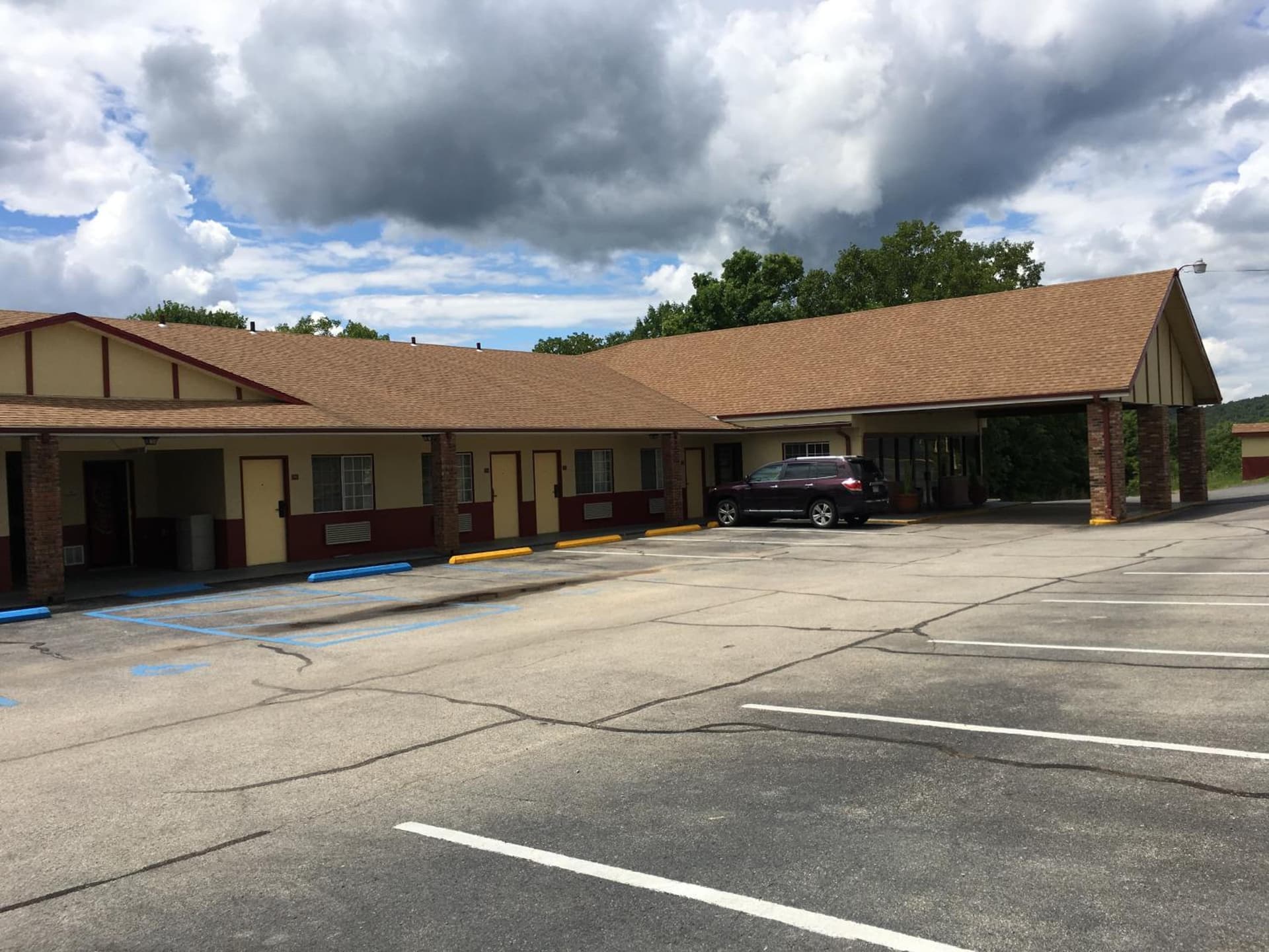 Village Inn of Hardy featured exterior or lobby in Hardy, AR — similar hotel