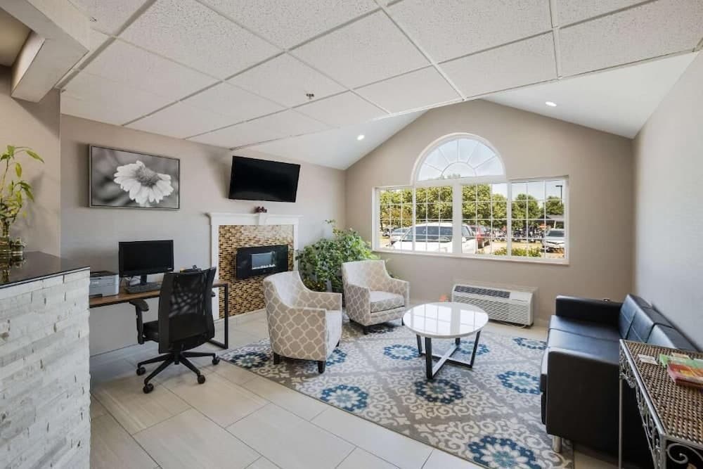 Sonesta Essential Hotels & Suites Kansas City/Blue Springs property views in Blue Springs, MO — gallery photo 3