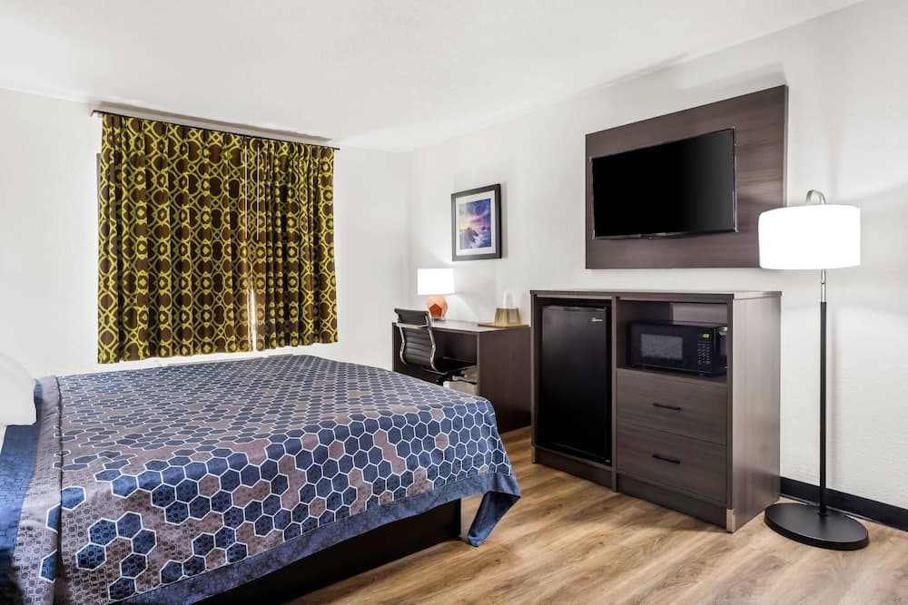 Econo Lodge Jesup interior in Jesup, GA — gallery photo 2