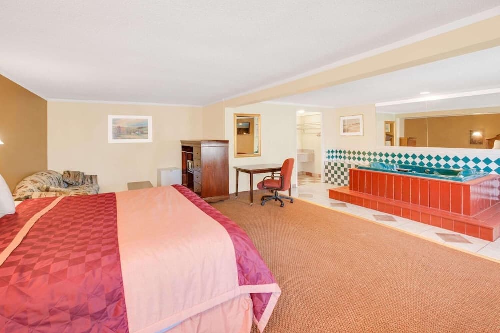 Rodeway Inn & Suites Saginaw I-675 gallery photo in Saginaw, MI — image 12