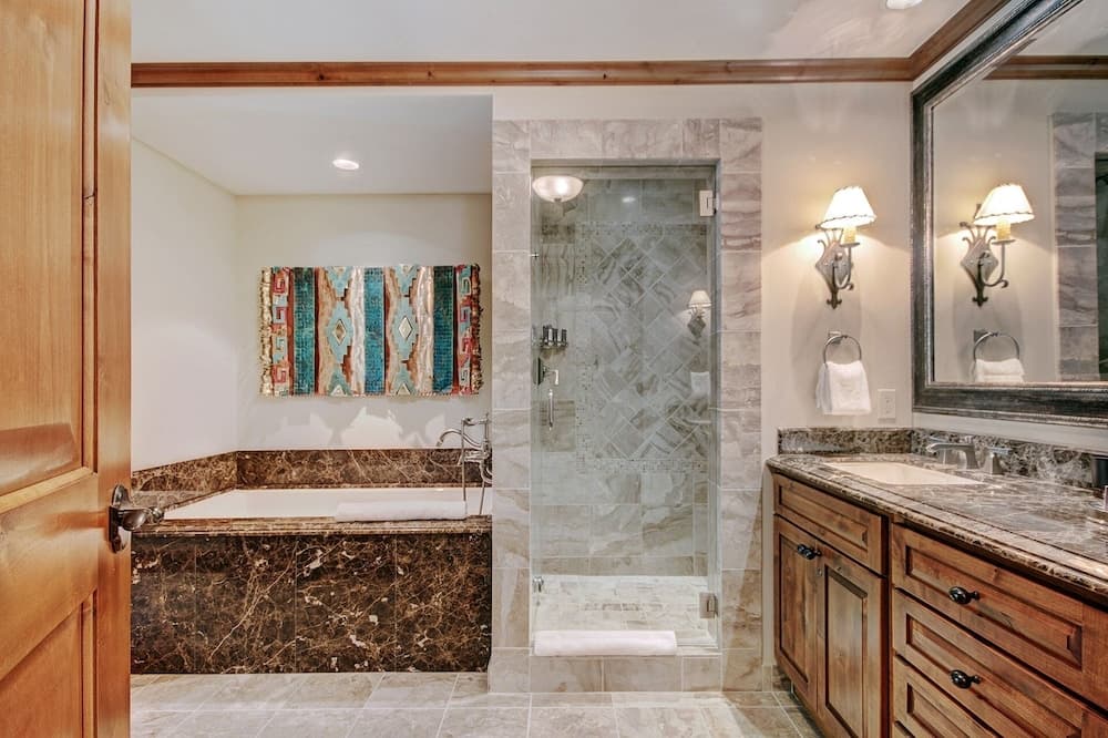 Exclusive 2BR Ritz-Carlton w Mountain Rustic Décor by RedAwning - Save 20% on 7+ Nights! property views in Vail, CO — gallery photo 3