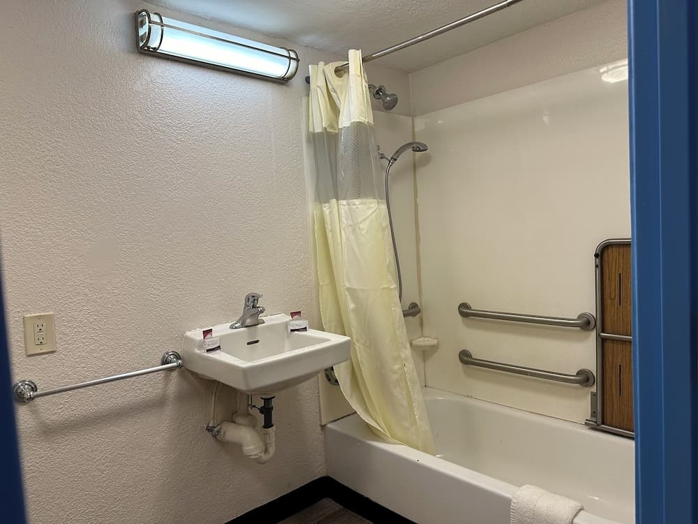 American Inn and Suites Bishop gallery photo in Flint, MI — image 10