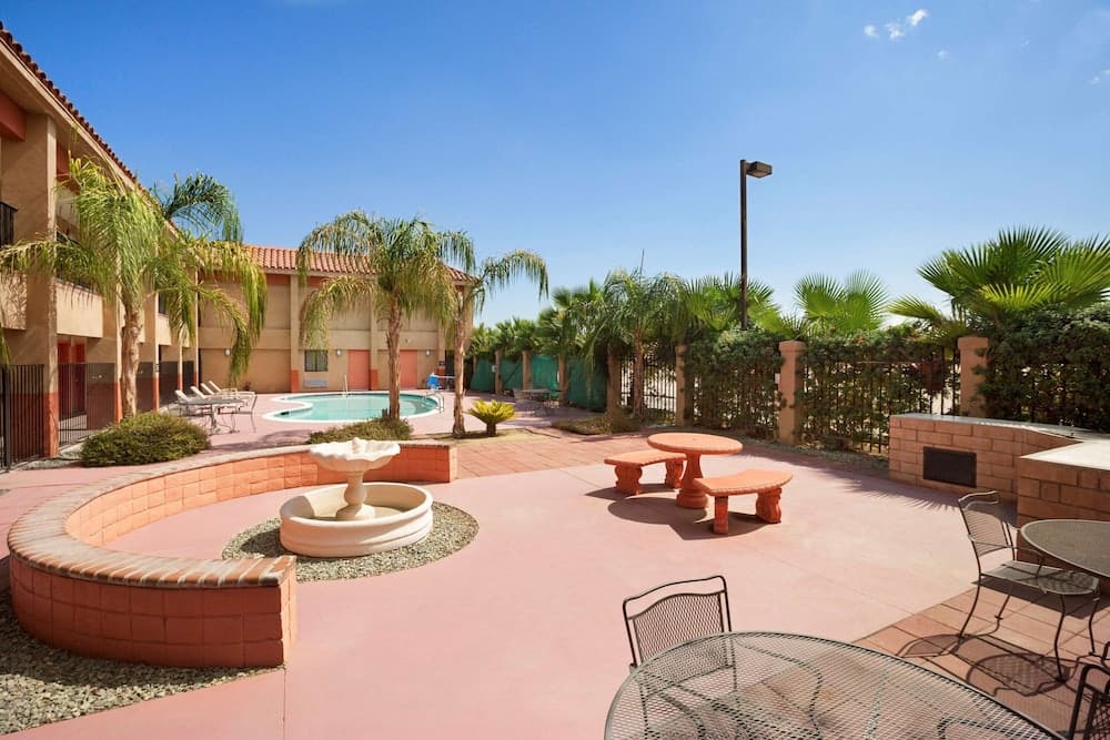 Super 8 by Wyndham Indio property views in Indio, CA — gallery photo 3