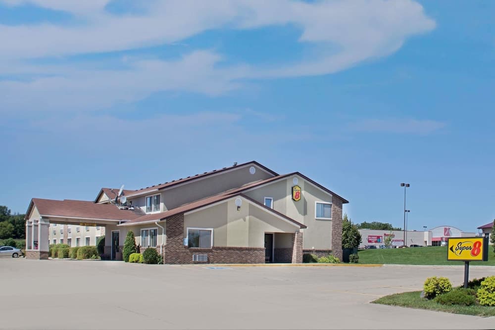 Super 8 by Wyndham Charles City — hotel in Charles City, Iowa