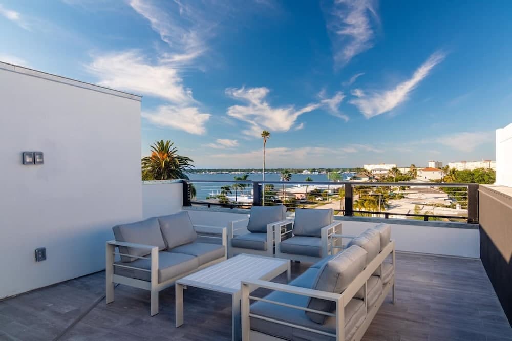 Luxury Pool Home/golf Cart — hotel in Madeira Beach, Florida