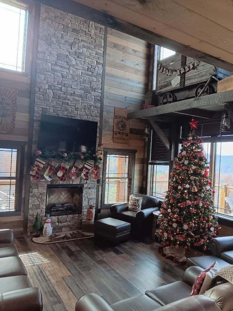 Coal Camp Lodge interior in Sevierville, TN — gallery photo 2