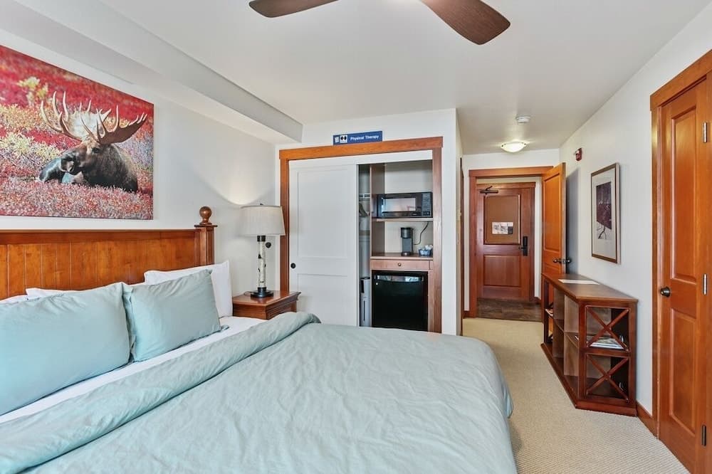 1311b - King Standard Eagle Springs West Hotel Room interior in Solitude — gallery photo 2