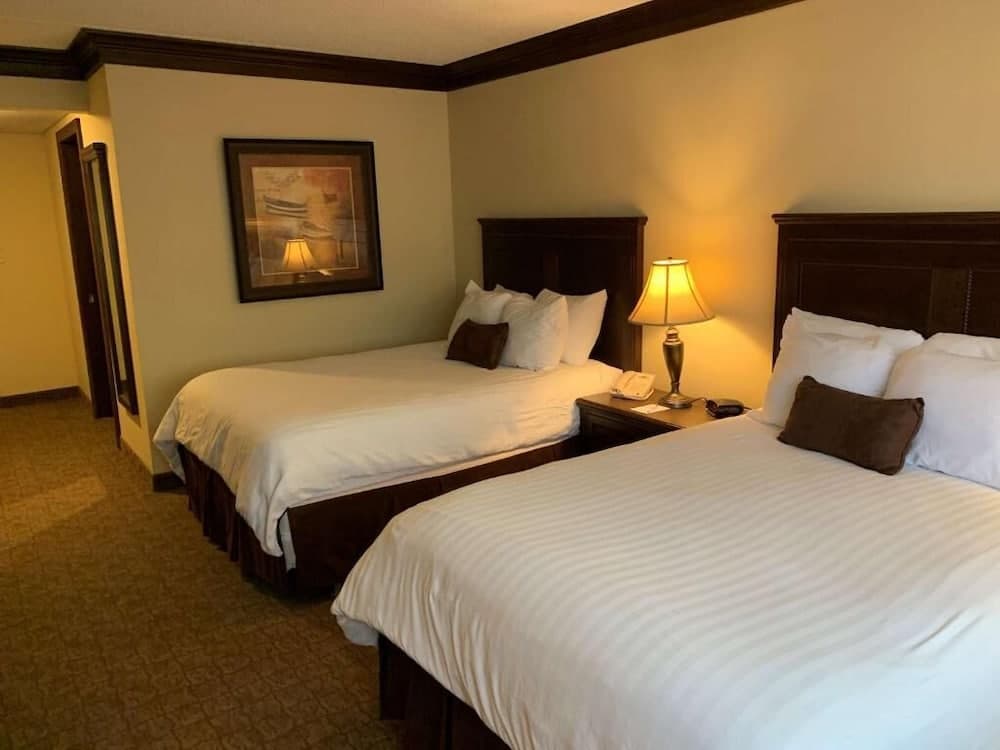Fourwinds Lakeside Inn & Marina property views in Bloomington, IN — gallery photo 3
