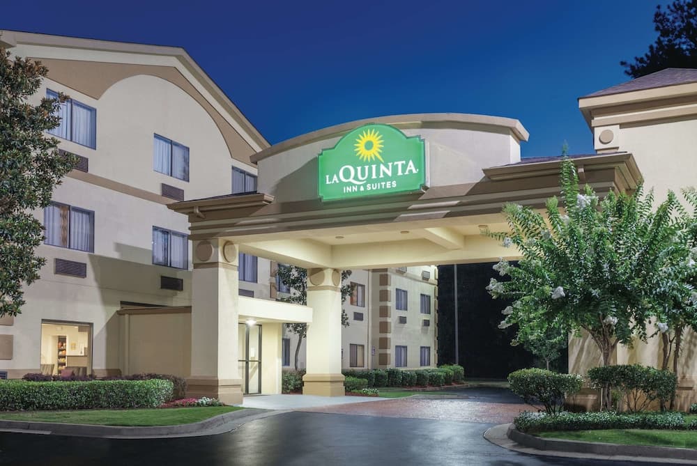 La Quinta Inn & Suites by Wyndham Jackson Airport featured exterior or lobby in Pearl, MS — similar hotel